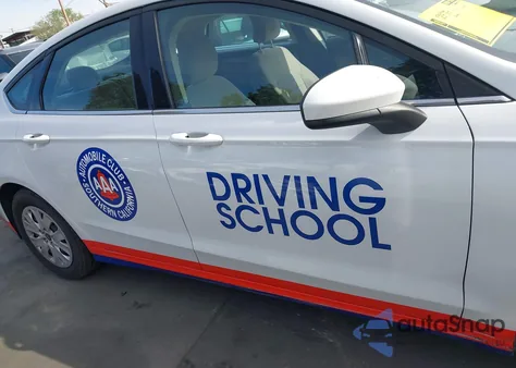 2019 Ford Fusion S z USA, uszkodzony, nr VIN 3FA6P0G71KR277676